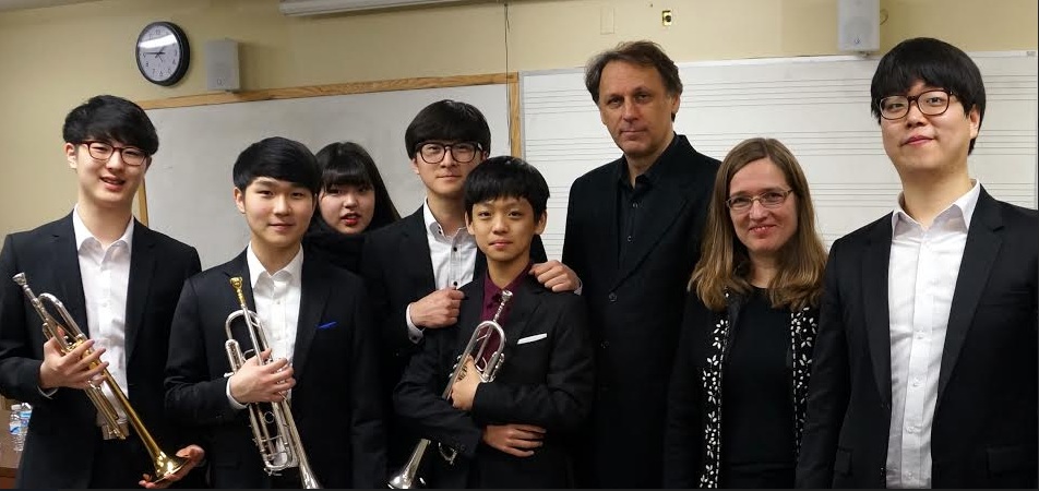 Dmitry Lokalenkov, pianist Natalia Bolshakova, and Lokalenkov’s students from Busan after their recital